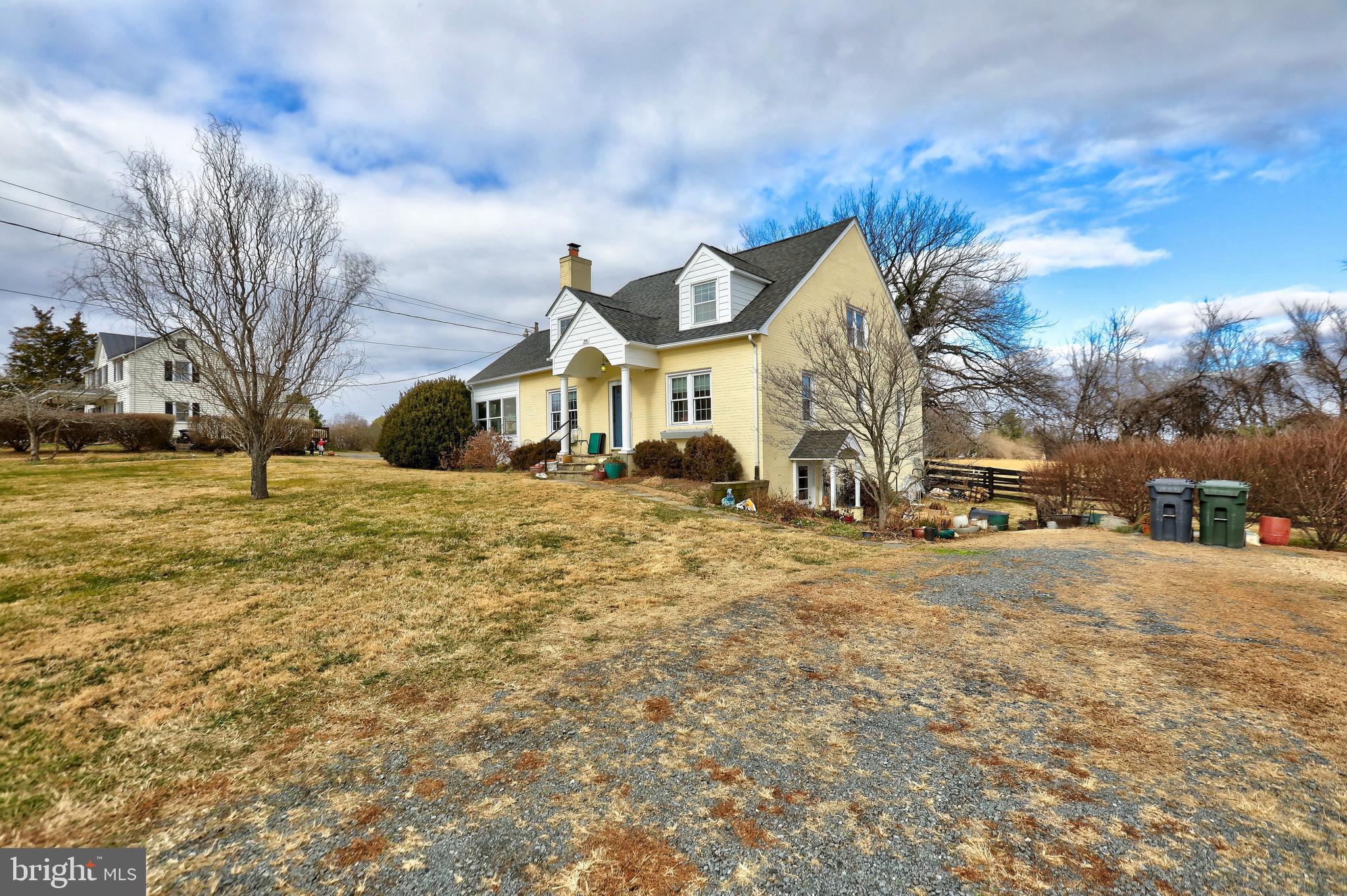 391 E COLONIAL HIGHWAY