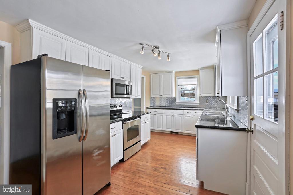 391 E COLONIAL HIGHWAY