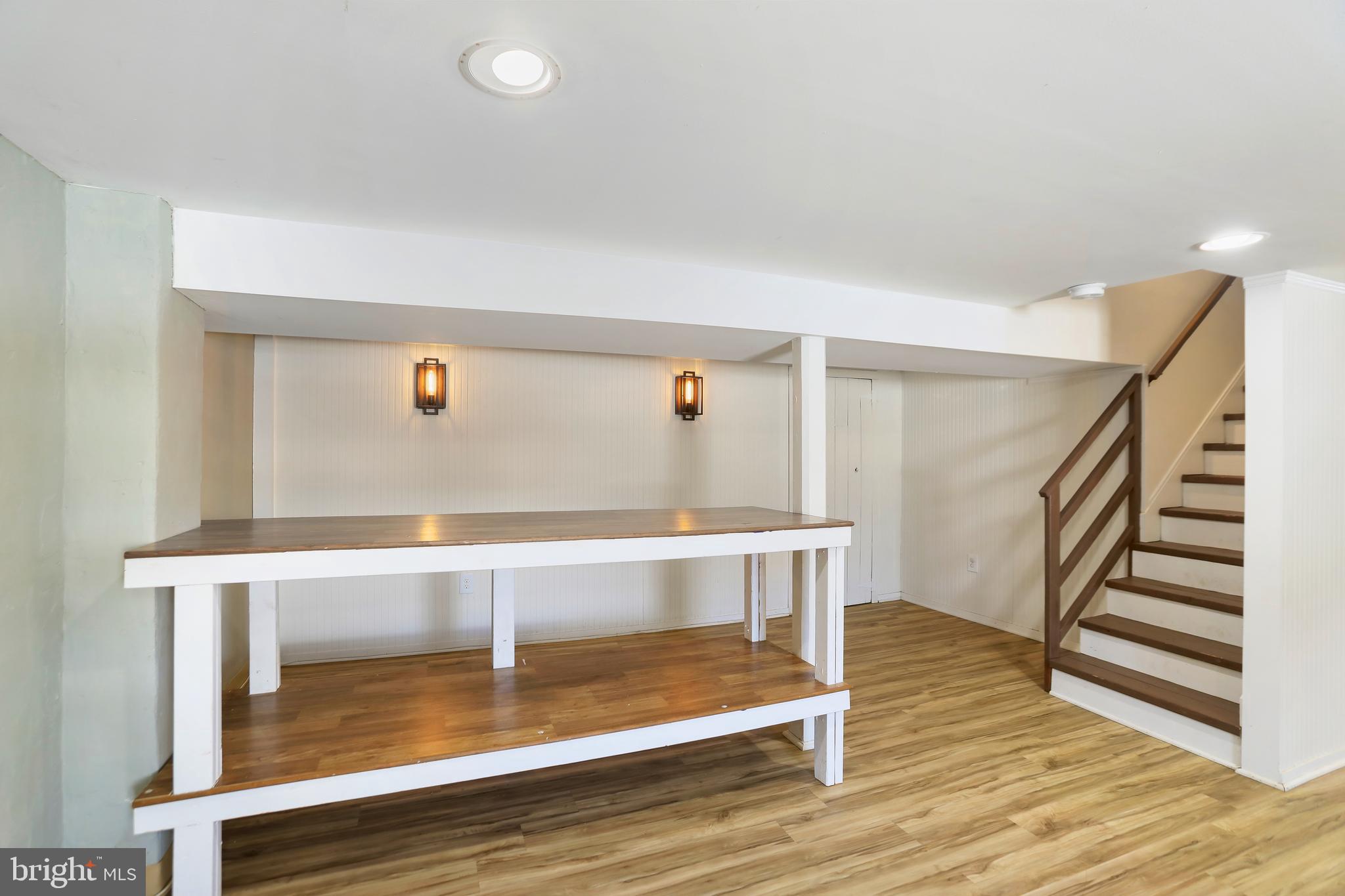 391 E COLONIAL HIGHWAY