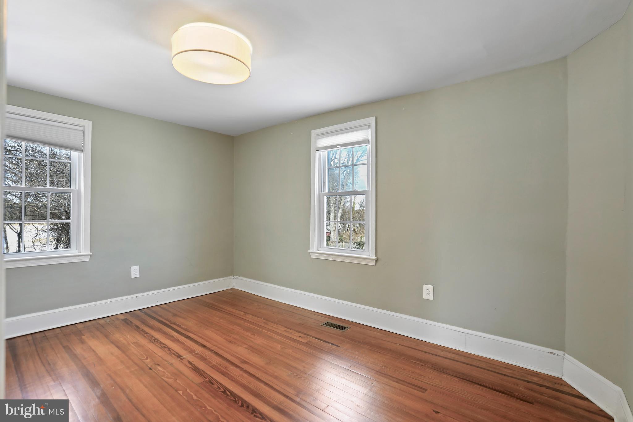 391 E COLONIAL HIGHWAY