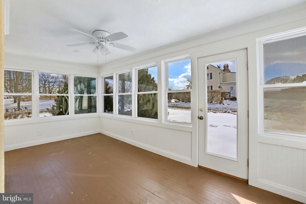 391 E COLONIAL HIGHWAY