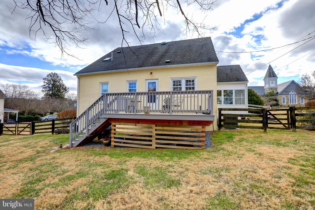 391 E COLONIAL HIGHWAY