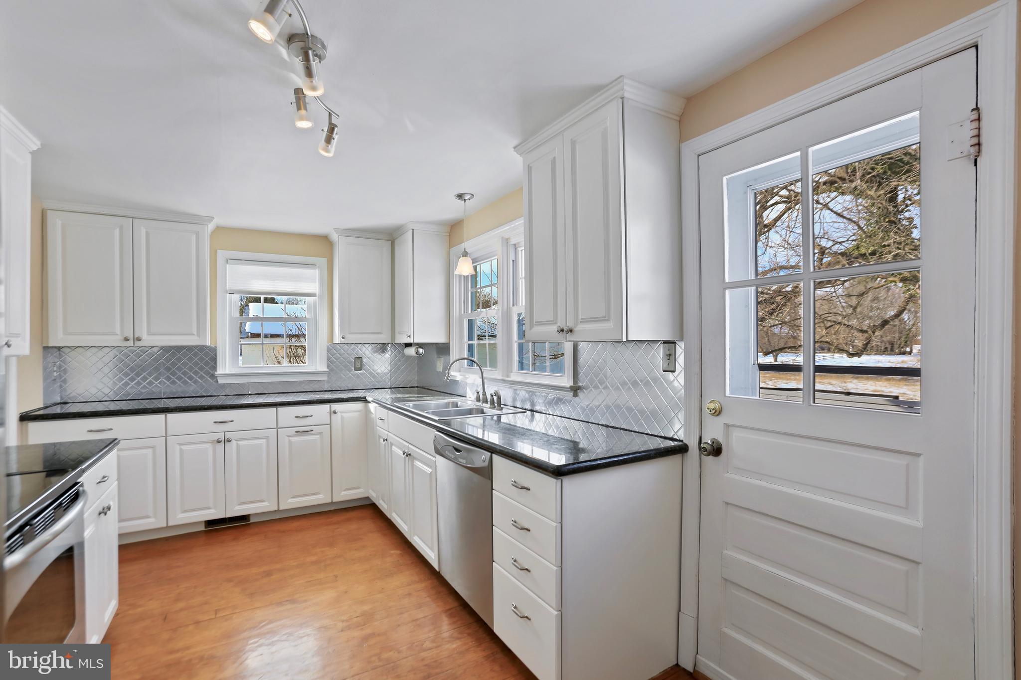 391 E COLONIAL HIGHWAY