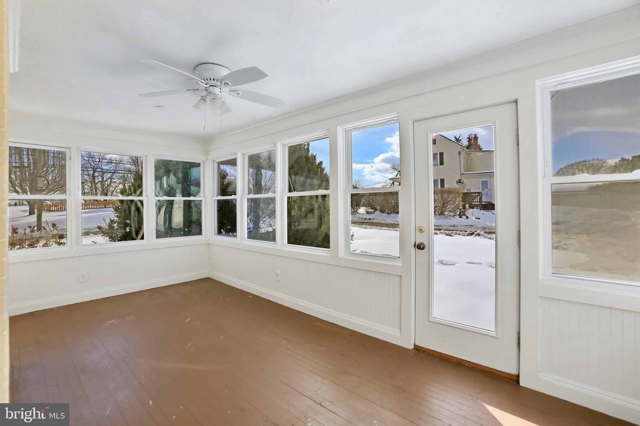 391 E COLONIAL HIGHWAY