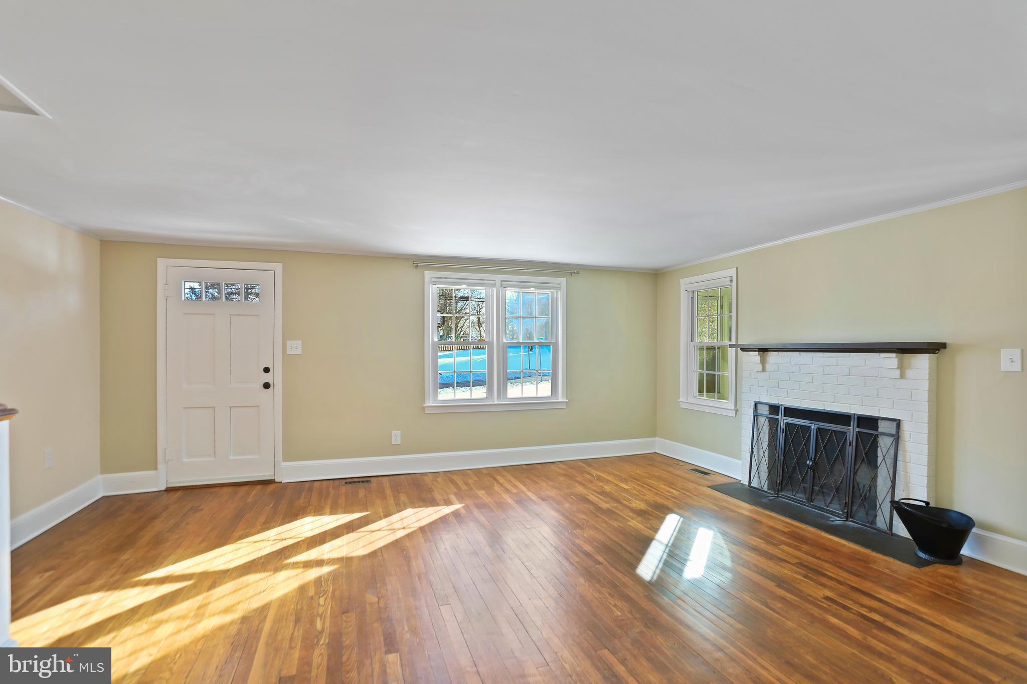 391 E COLONIAL HIGHWAY