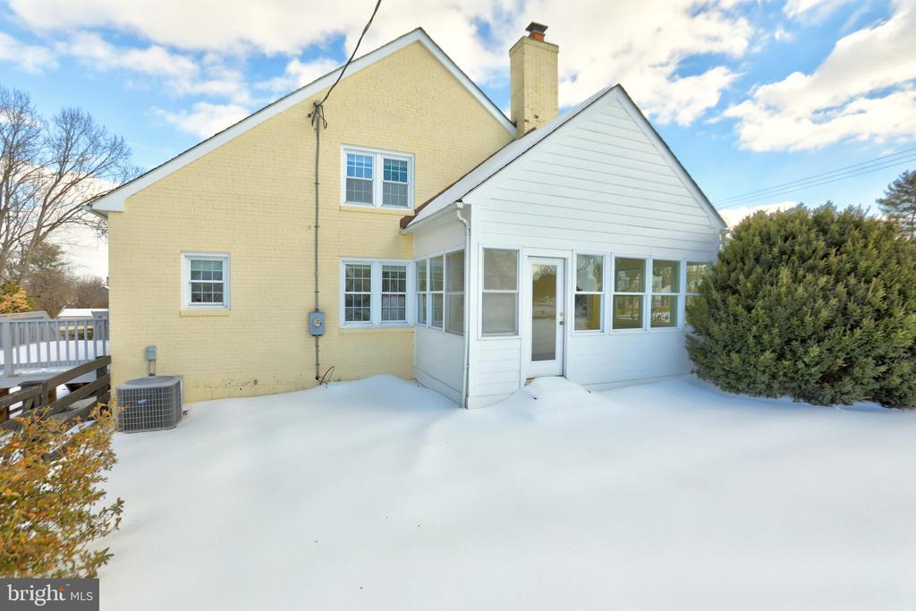 391 E COLONIAL HIGHWAY