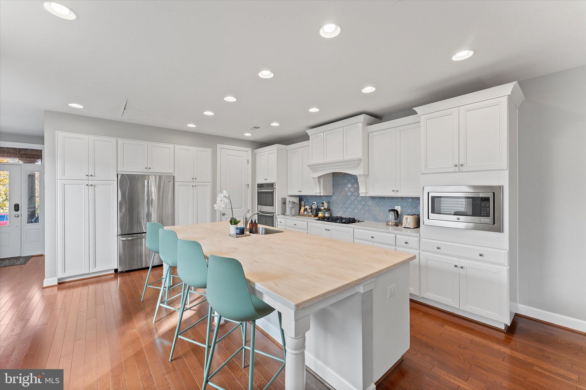 20433 SAVIN HILL DRIVE