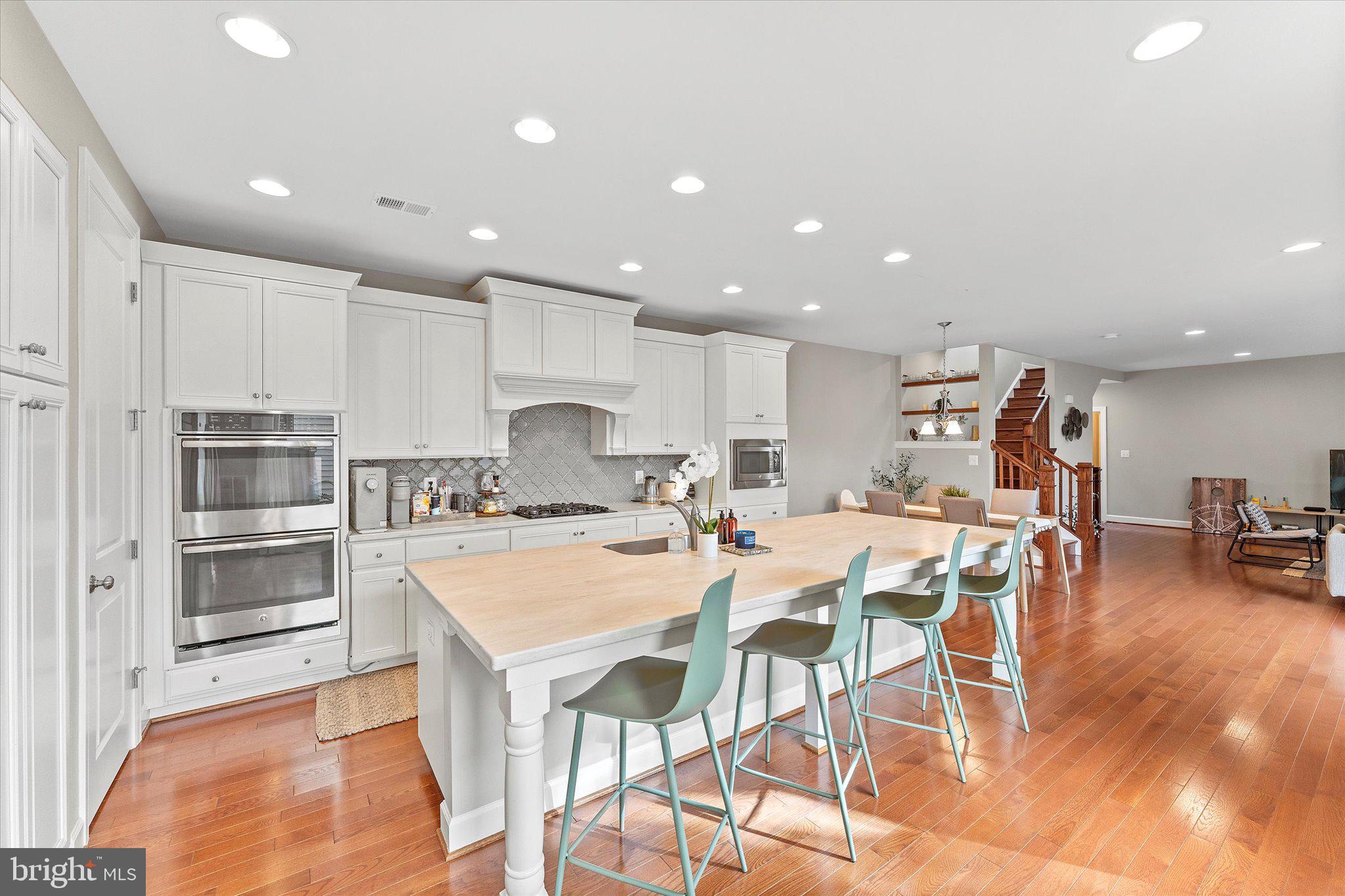 20433 SAVIN HILL DRIVE