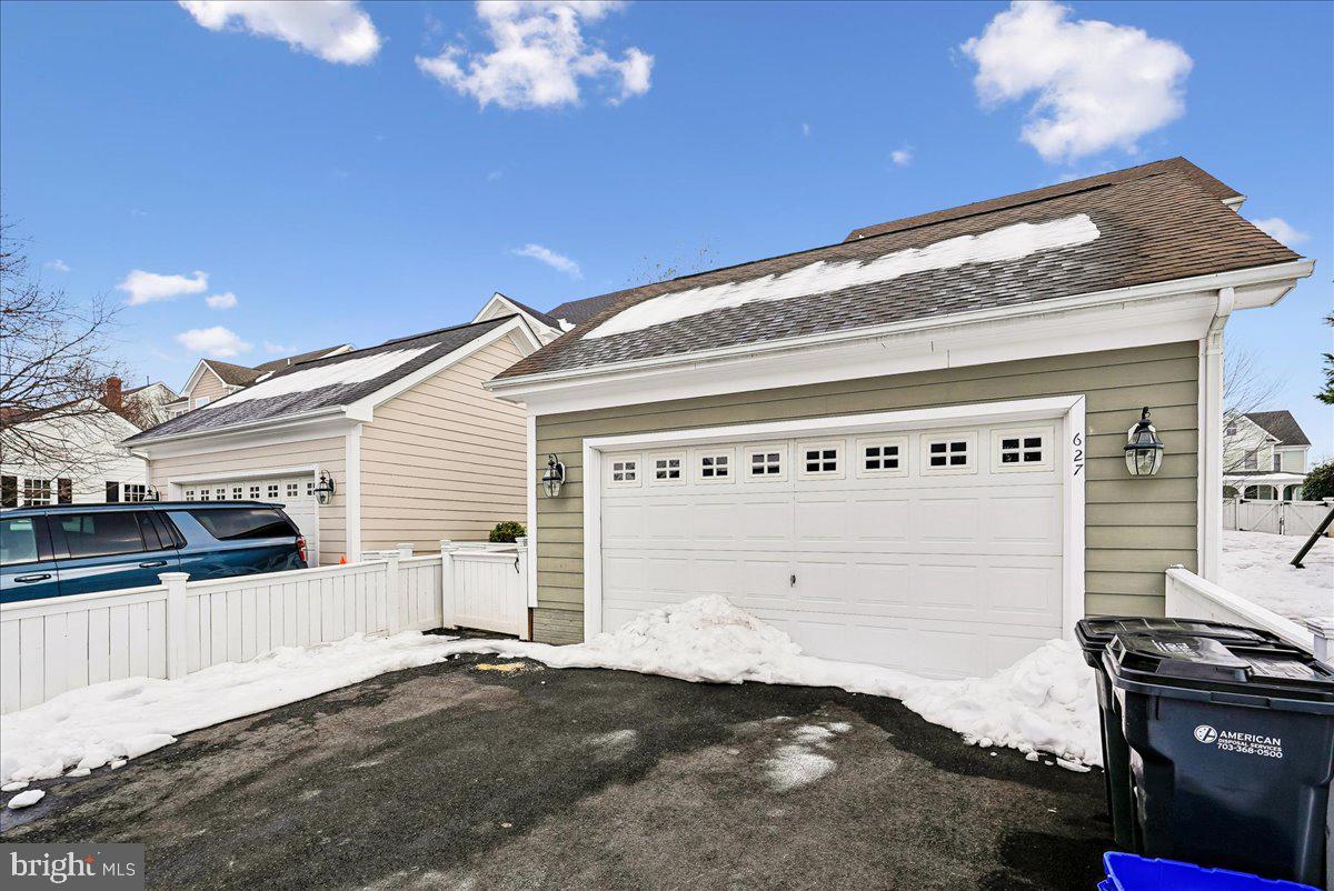 627 GREYSANDS LANE