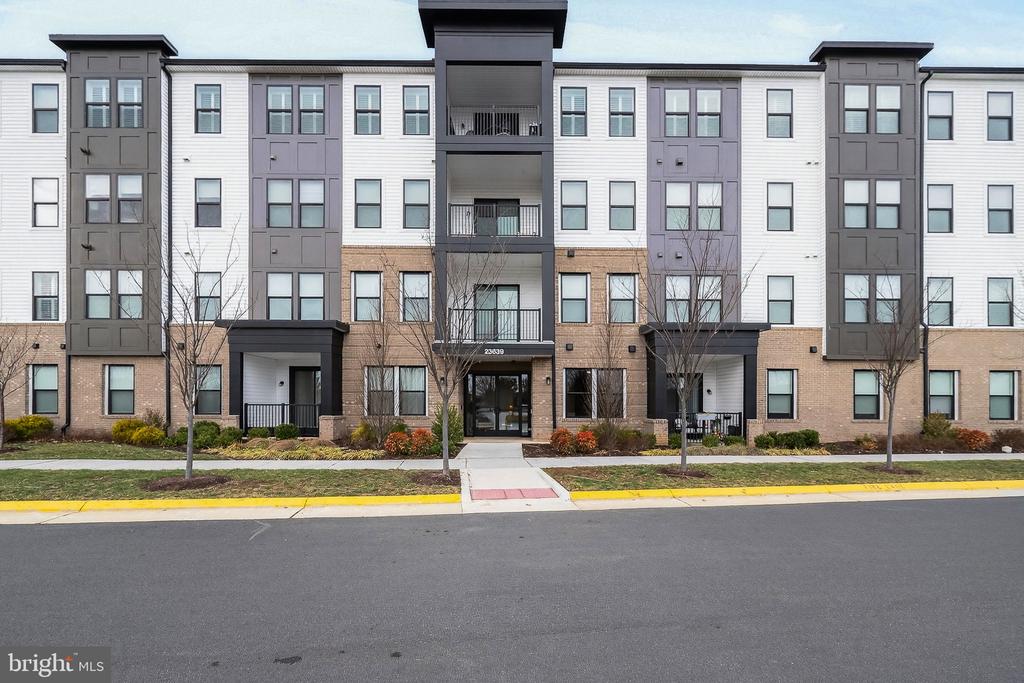 23639 GOLDEN EMBERS SQUARE 105