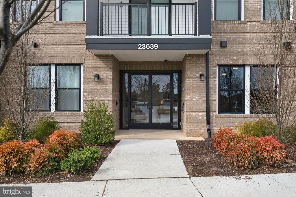 23639 GOLDEN EMBERS SQUARE 105