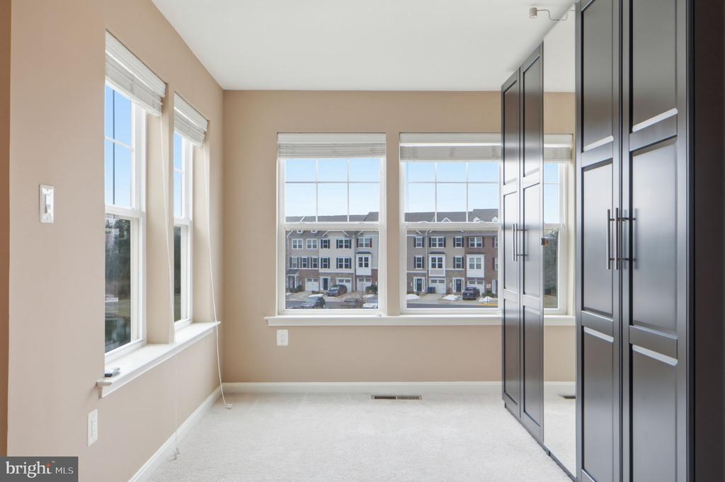 43593 MIRROR TERRACE