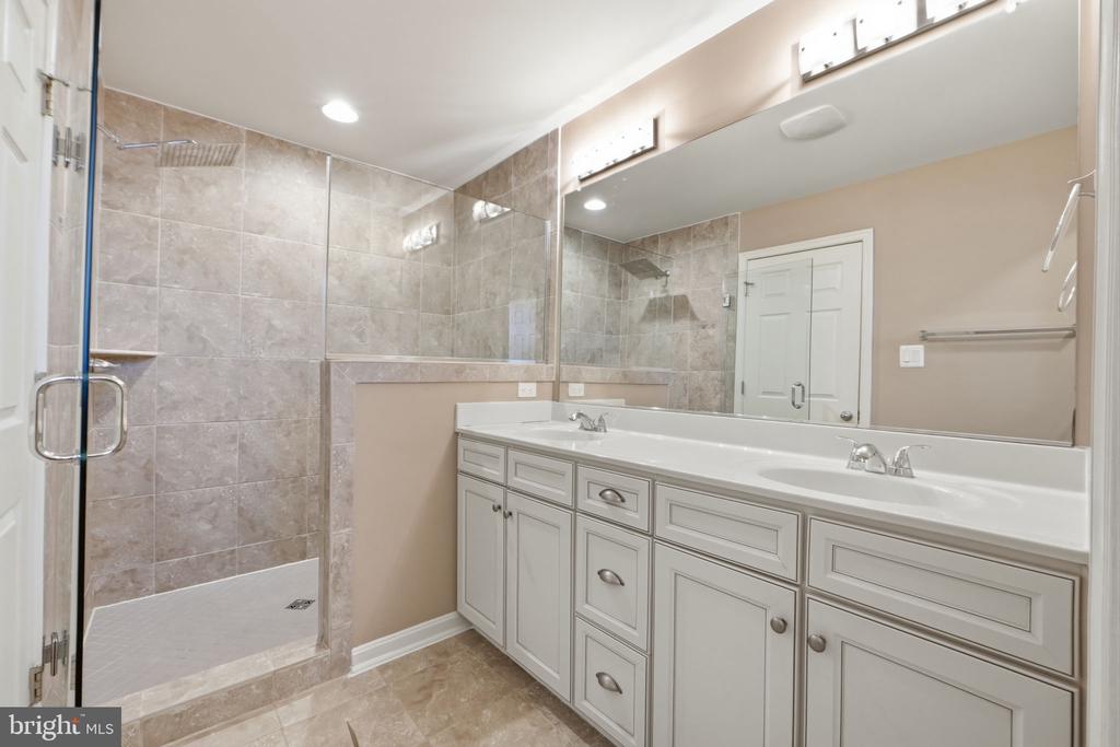 43593 MIRROR TERRACE