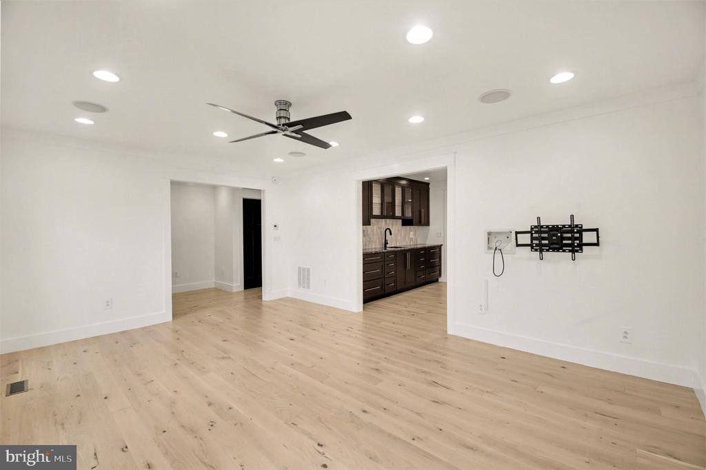 24 LIPSCOMB COURT