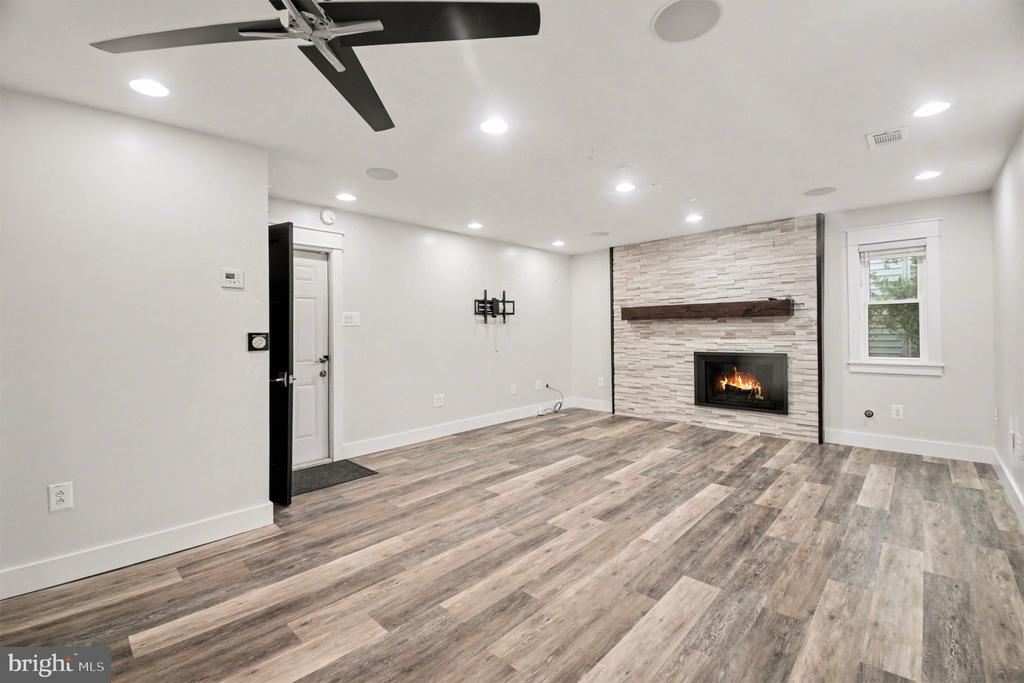 24 LIPSCOMB COURT