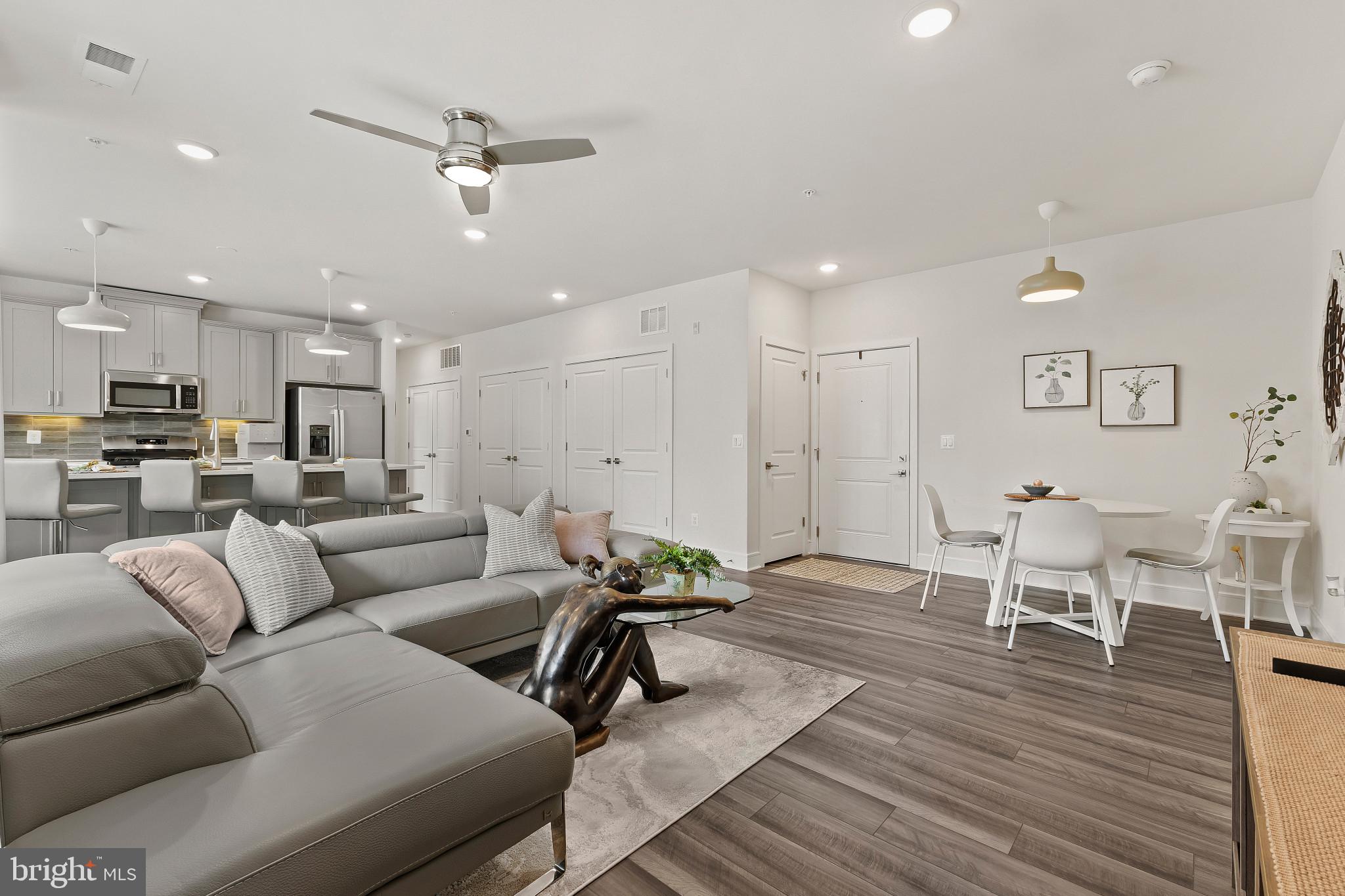 23669 GOLDEN EMBERS SQUARE 204