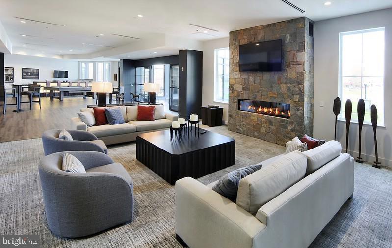 23669 GOLDEN EMBERS SQUARE 204