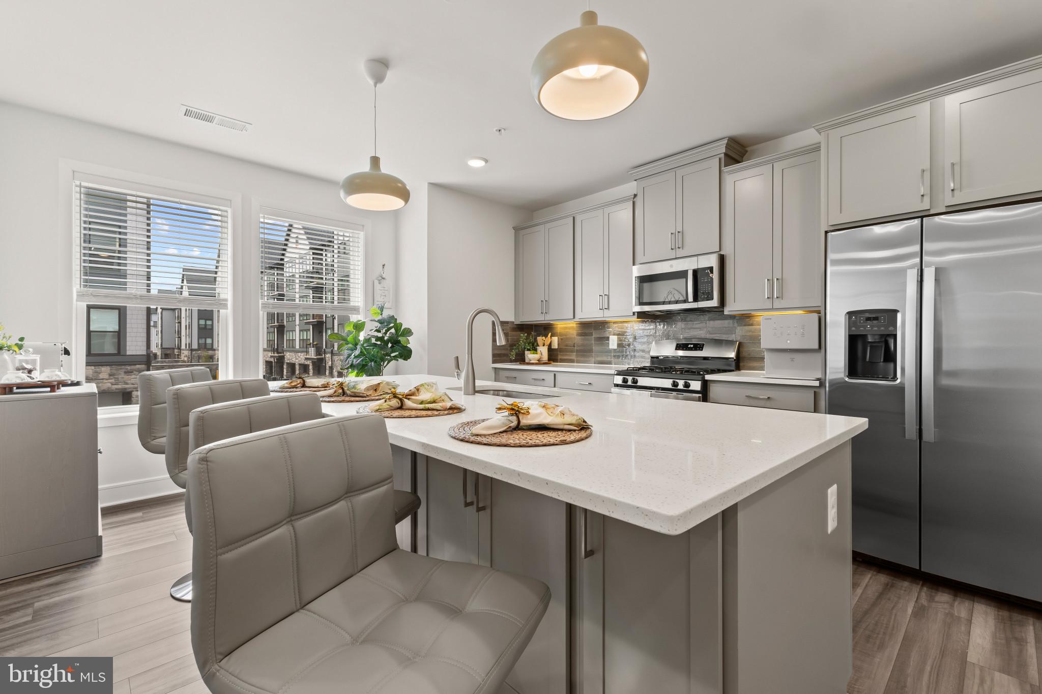 23669 GOLDEN EMBERS SQUARE 204