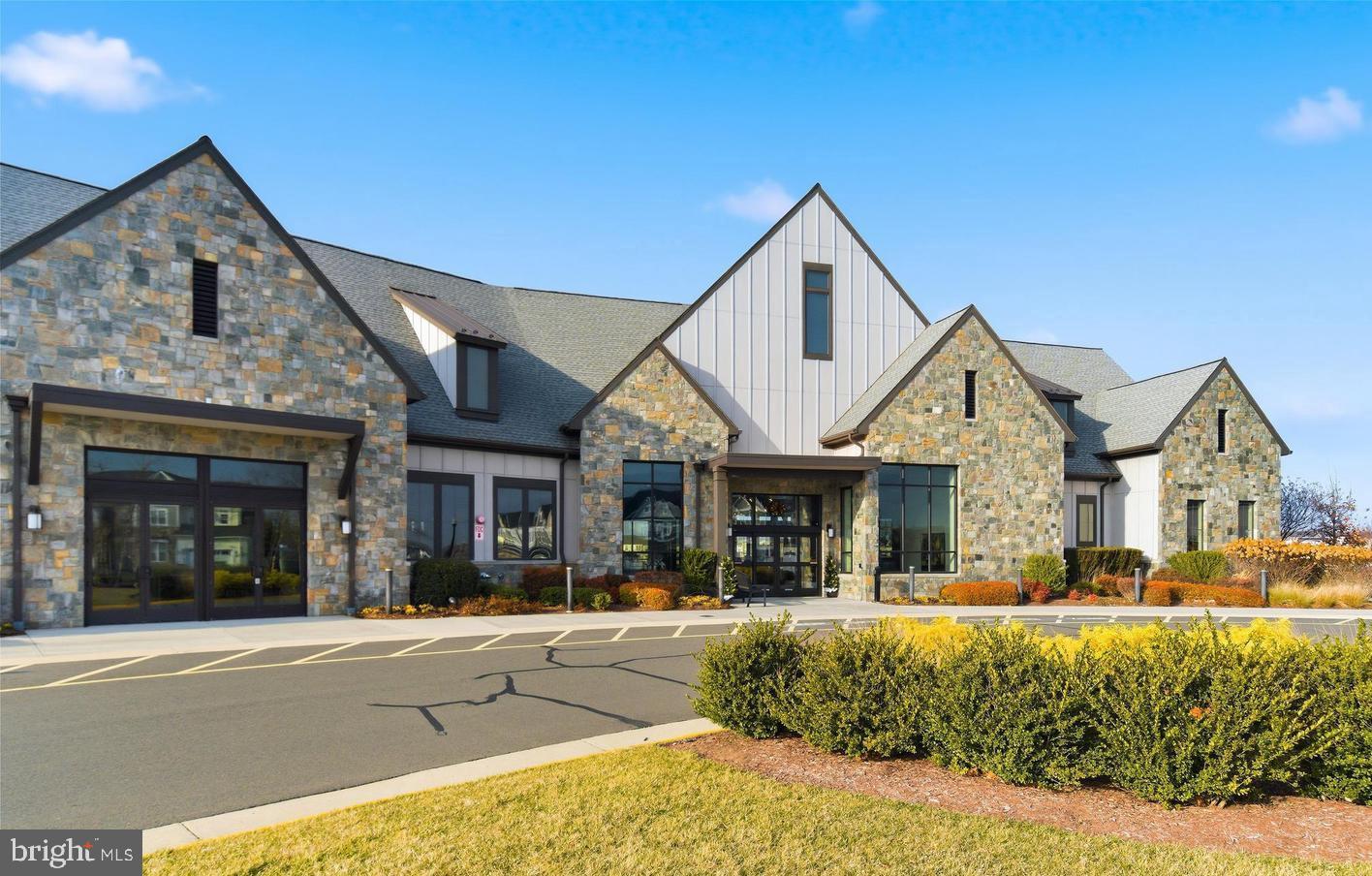 23669 GOLDEN EMBERS SQUARE 204