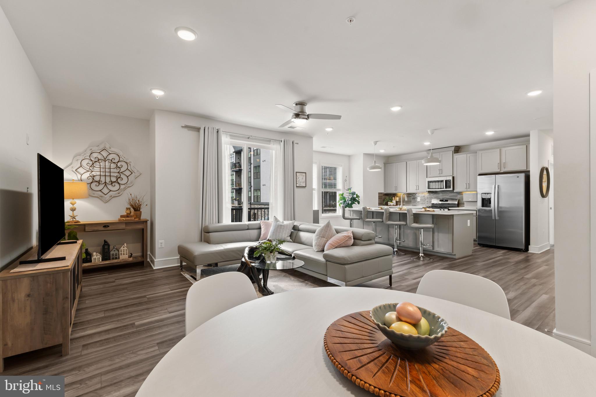 23669 GOLDEN EMBERS SQUARE 204