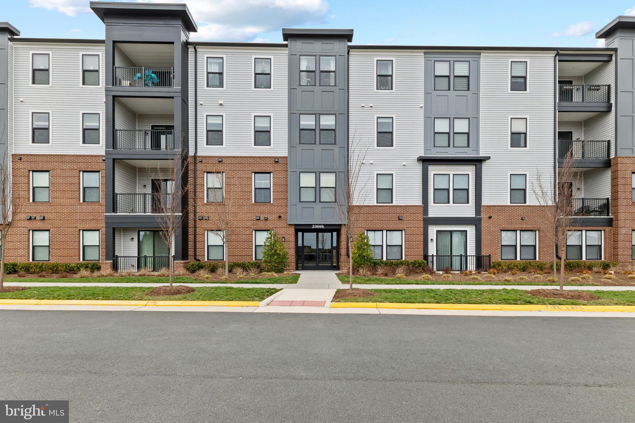 23669 GOLDEN EMBERS SQUARE 204