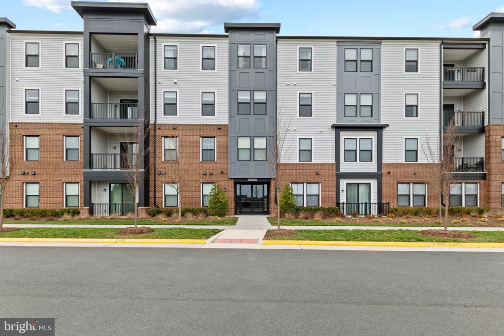 23669 GOLDEN EMBERS SQUARE 204