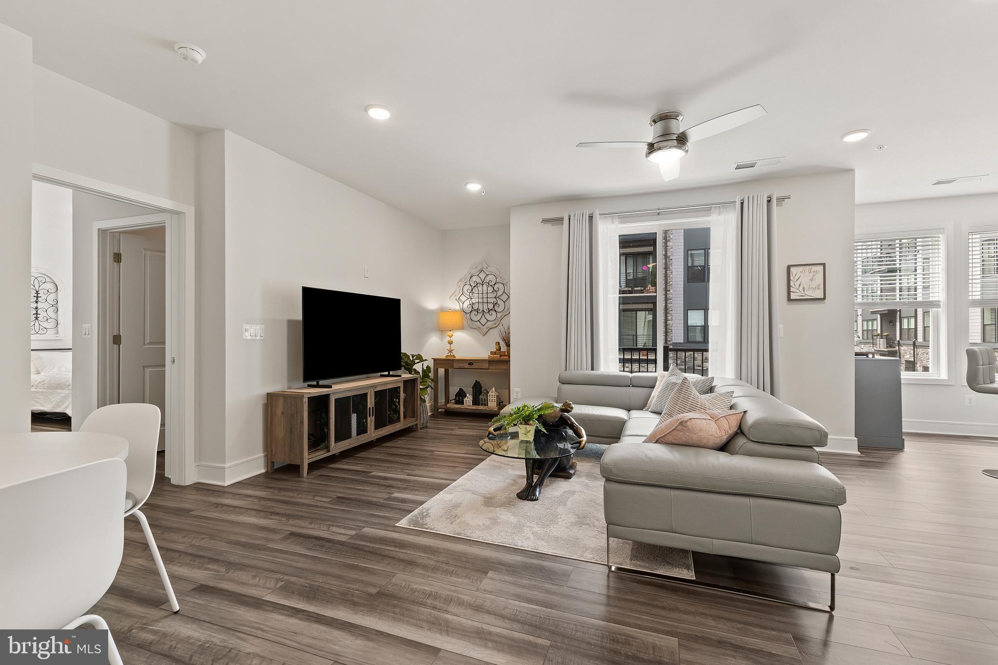 23669 GOLDEN EMBERS SQUARE 204