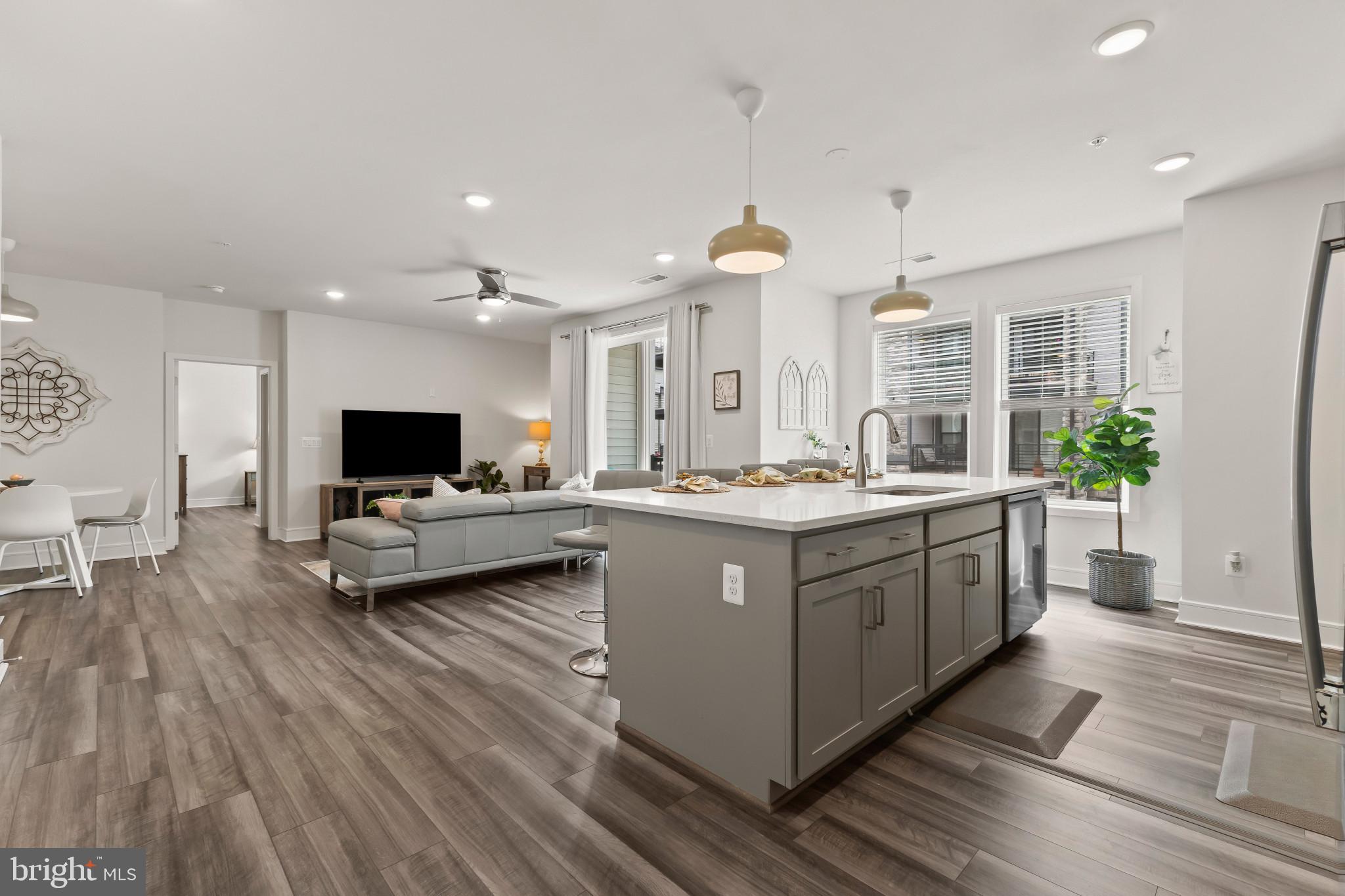 23669 GOLDEN EMBERS SQUARE 204