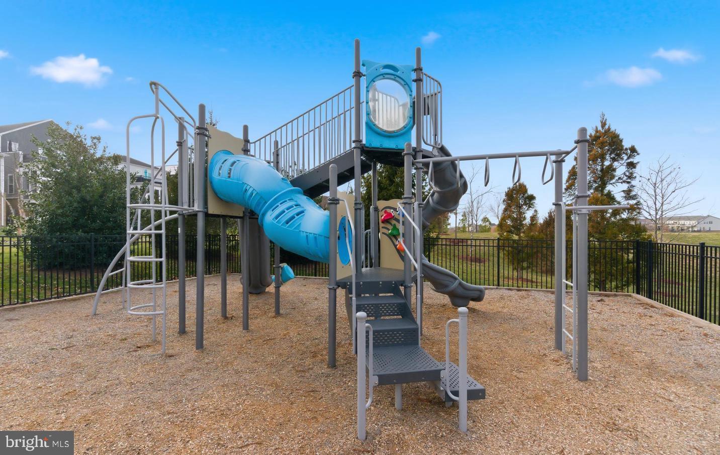 23669 GOLDEN EMBERS SQUARE 204