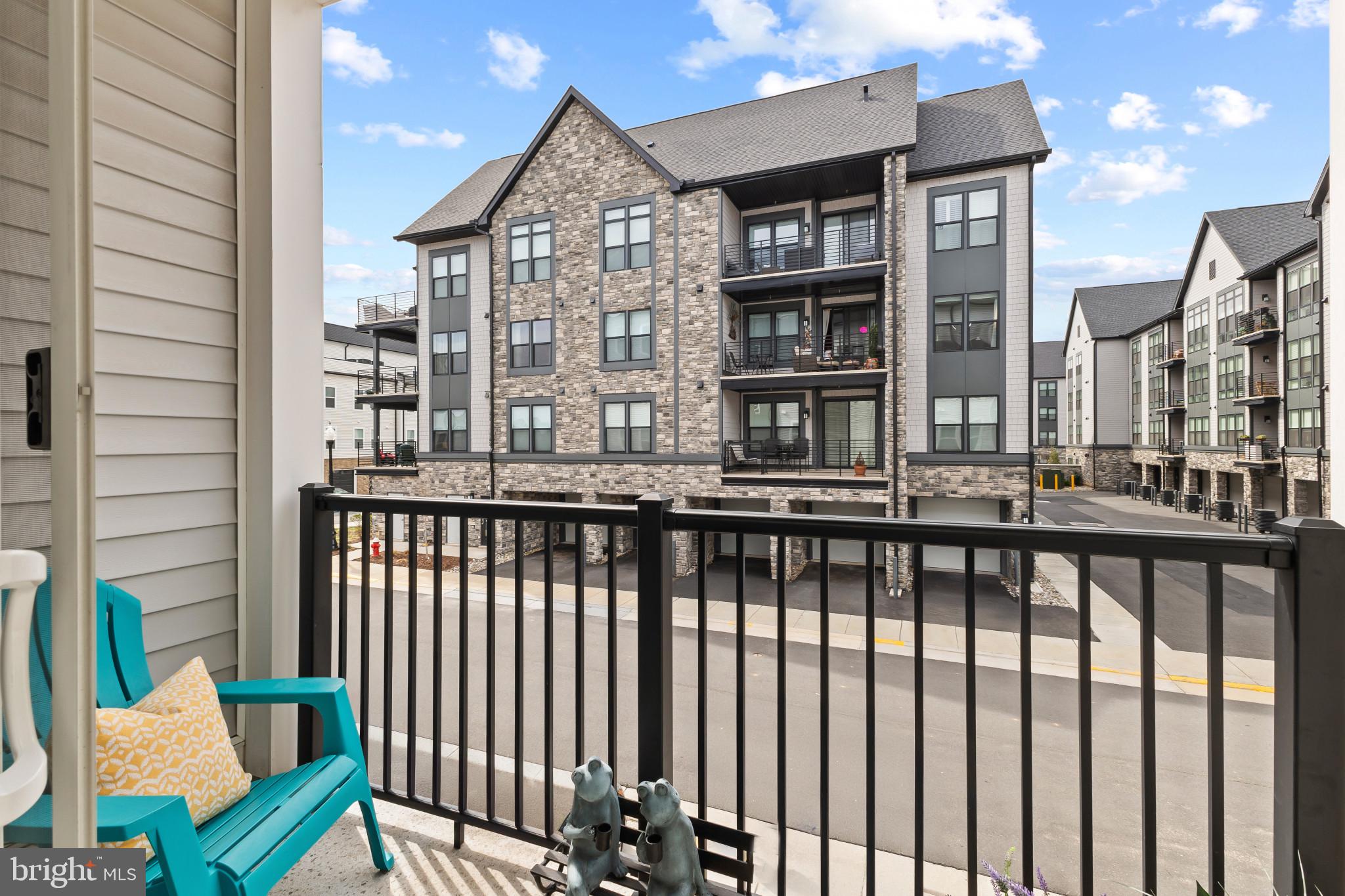 23669 GOLDEN EMBERS SQUARE 204