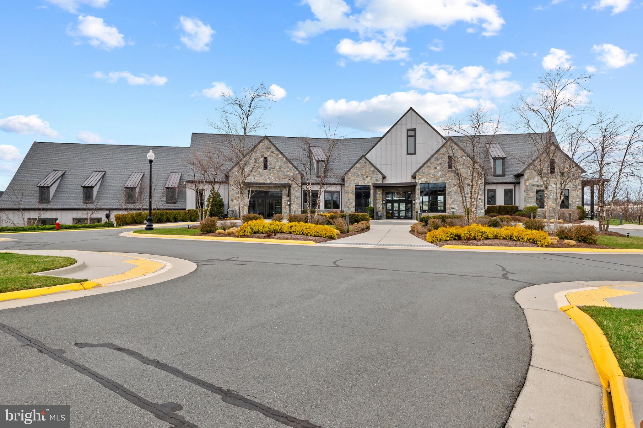 23669 GOLDEN EMBERS SQUARE 204