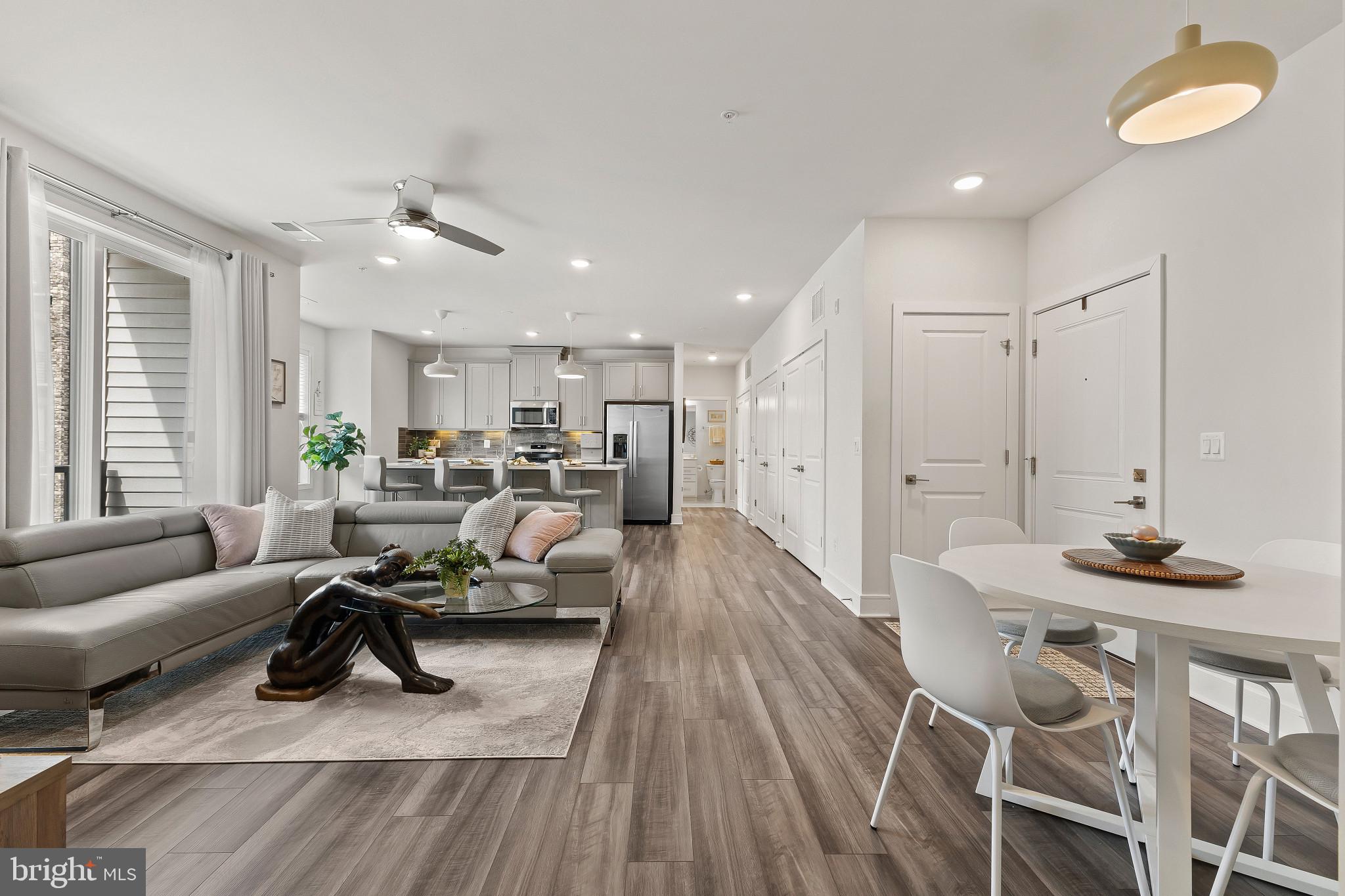 23669 GOLDEN EMBERS SQUARE 204