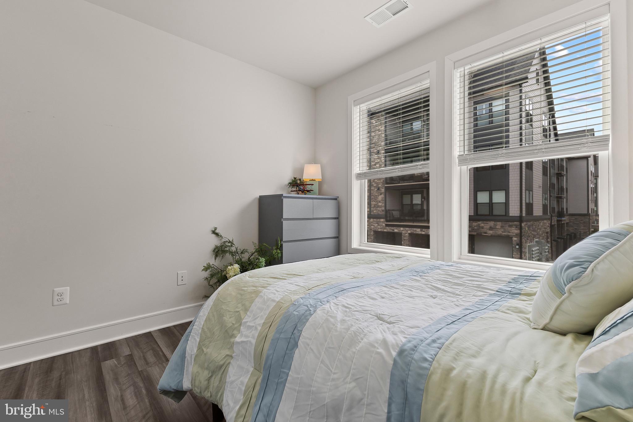 23669 GOLDEN EMBERS SQUARE 204