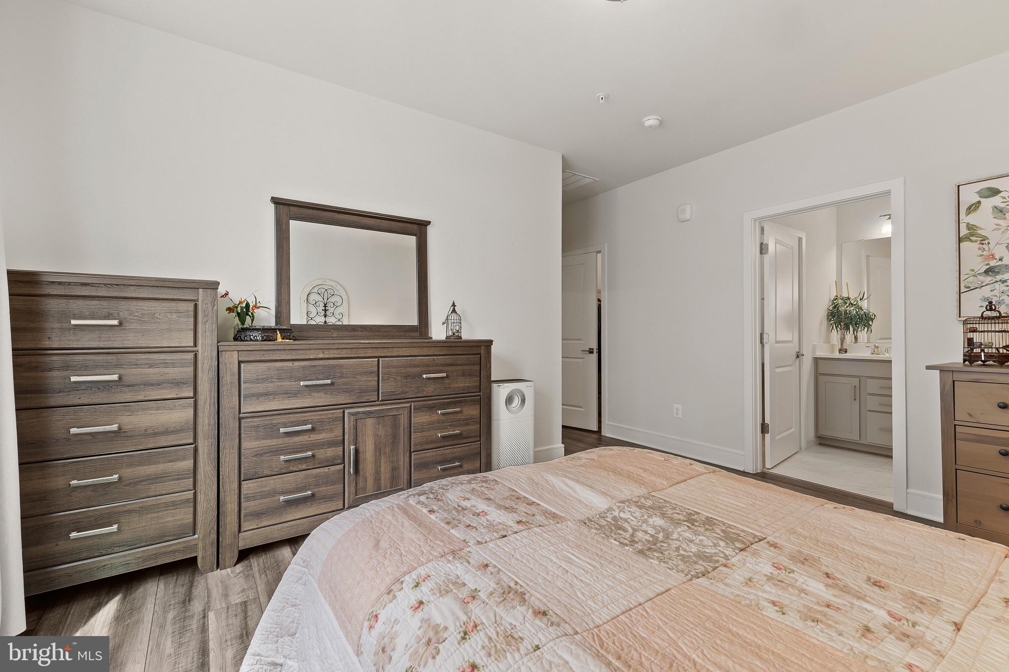 23669 GOLDEN EMBERS SQUARE 204