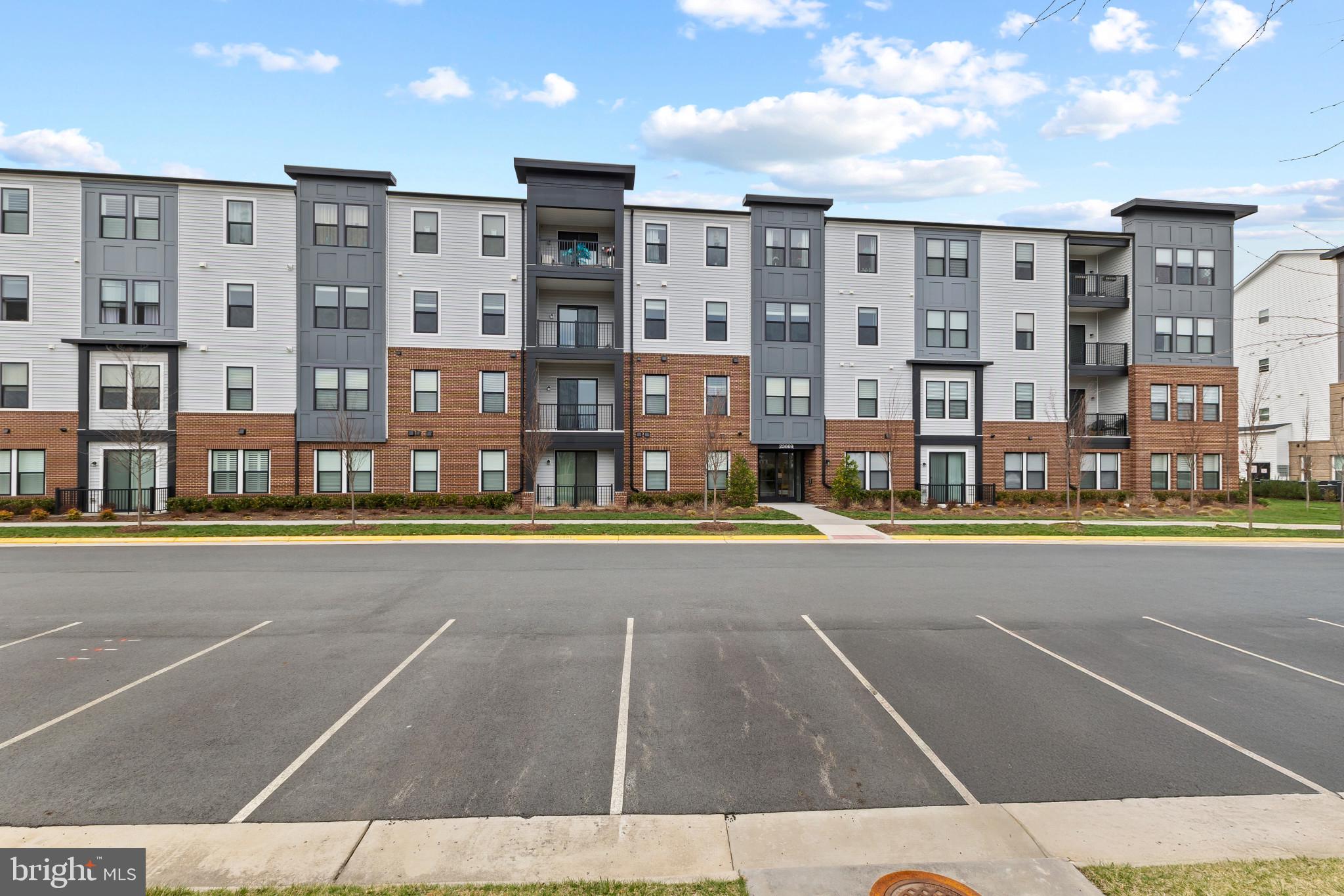 23669 GOLDEN EMBERS SQUARE 204