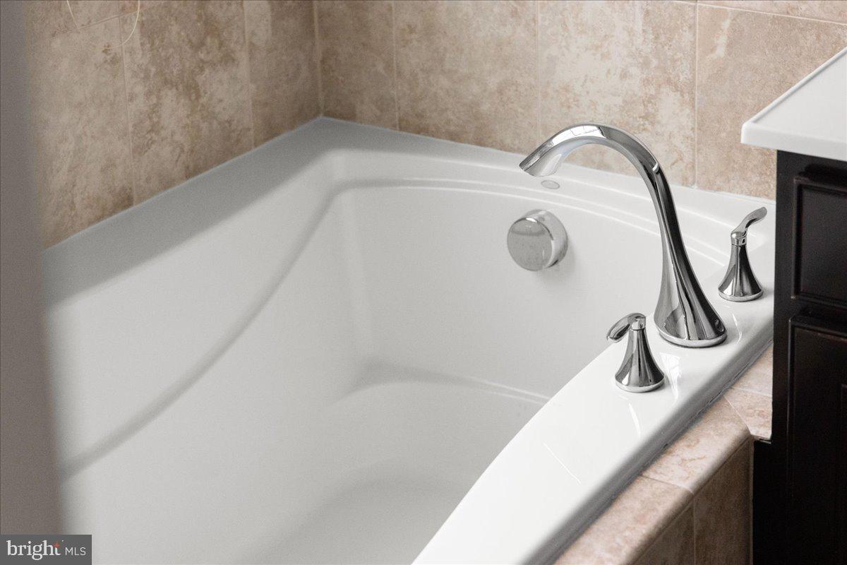 1590 KINNAIRD TERRACE NE