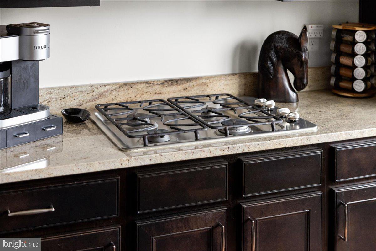 1590 KINNAIRD TERRACE NE