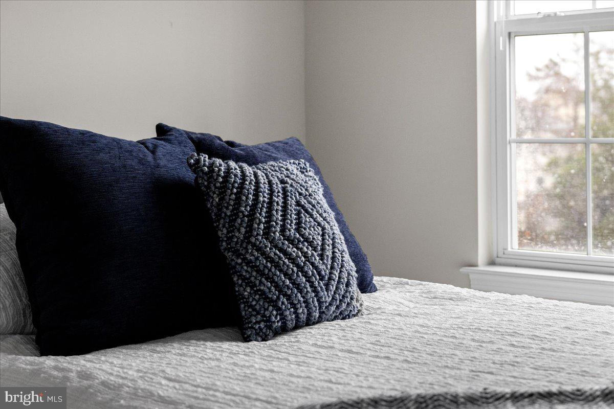 1590 KINNAIRD TERRACE NE