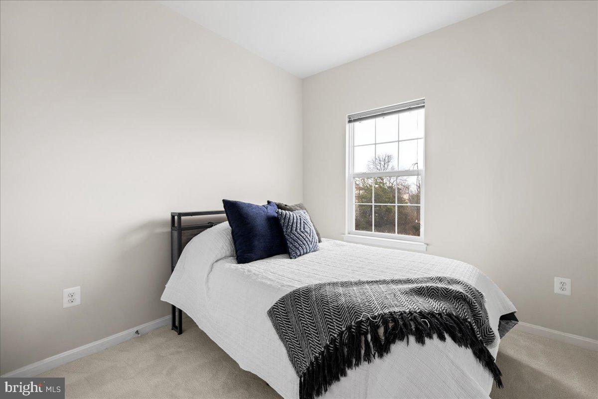 1590 KINNAIRD TERRACE NE