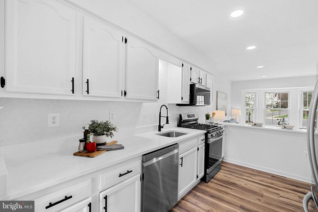 412 NIKKI TERRACE SE