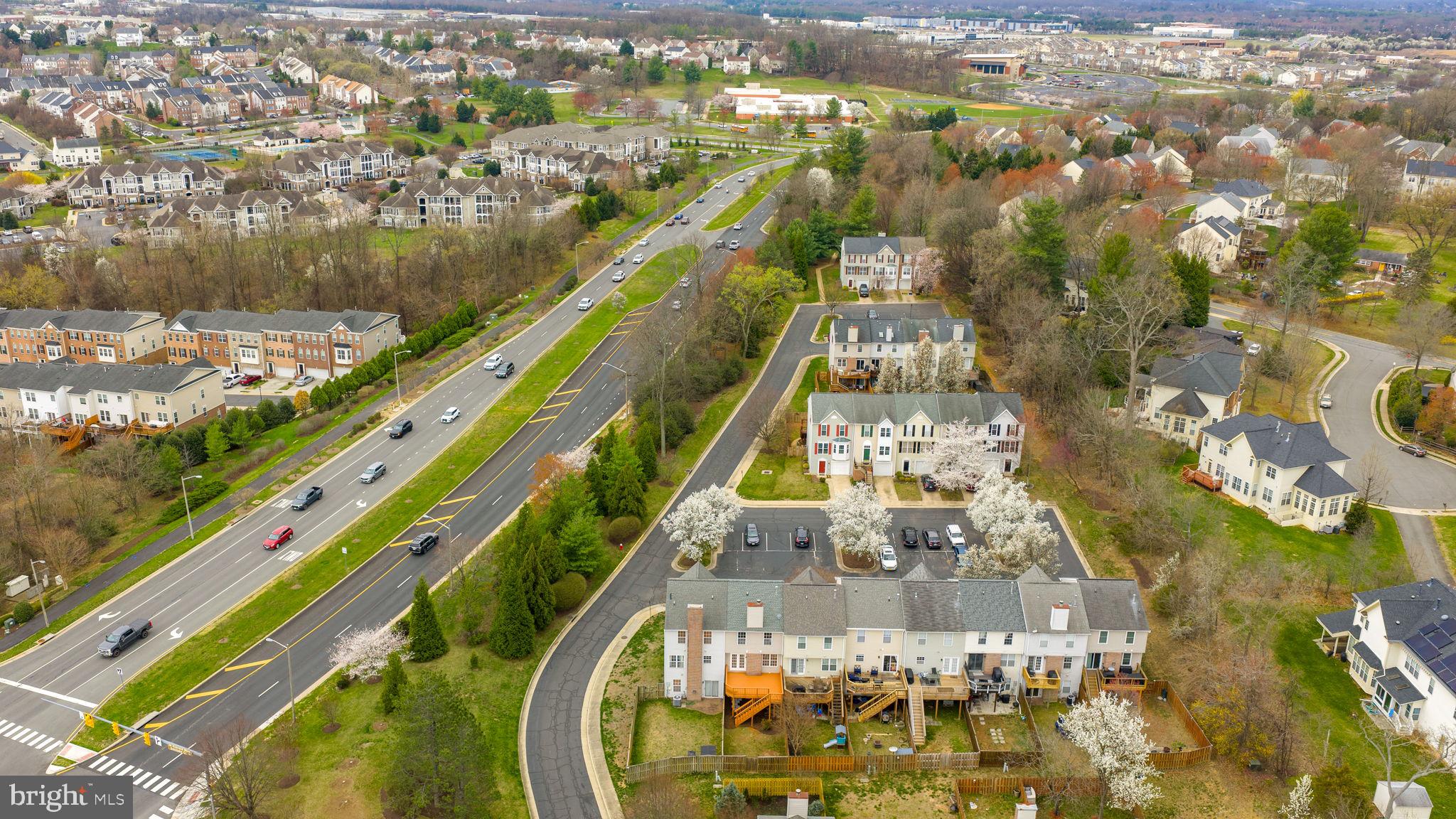 412 NIKKI TERRACE SE