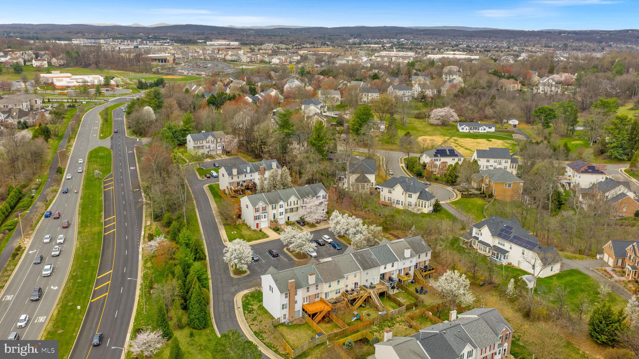 412 NIKKI TERRACE SE