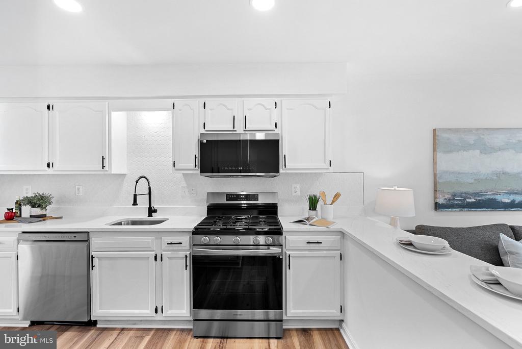 412 NIKKI TERRACE SE