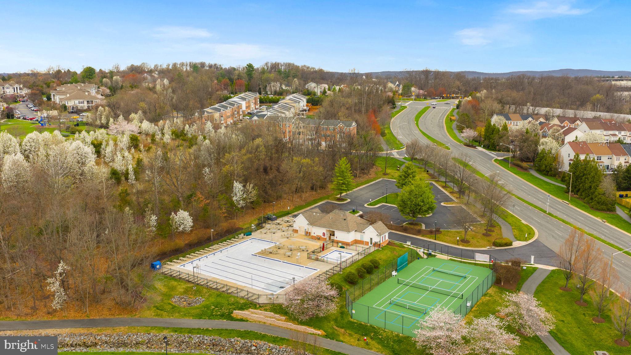 412 NIKKI TERRACE SE