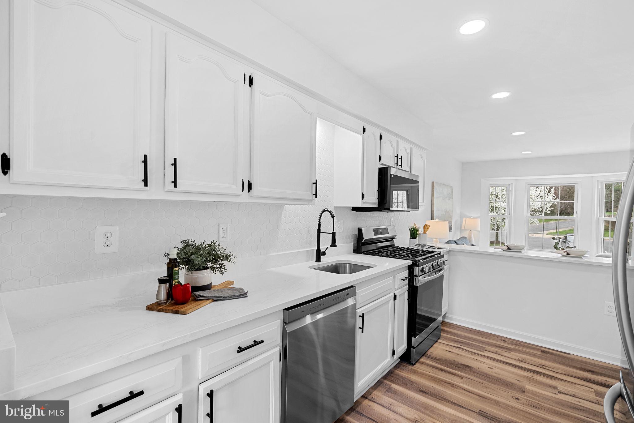 412 NIKKI TERRACE SE