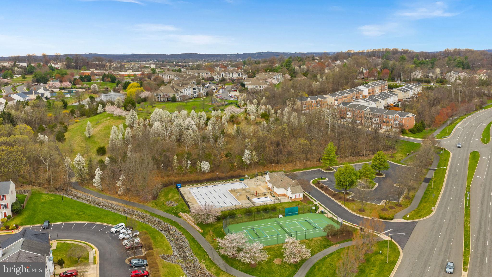 412 NIKKI TERRACE SE