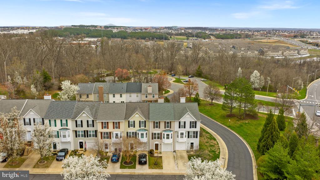 412 NIKKI TERRACE SE