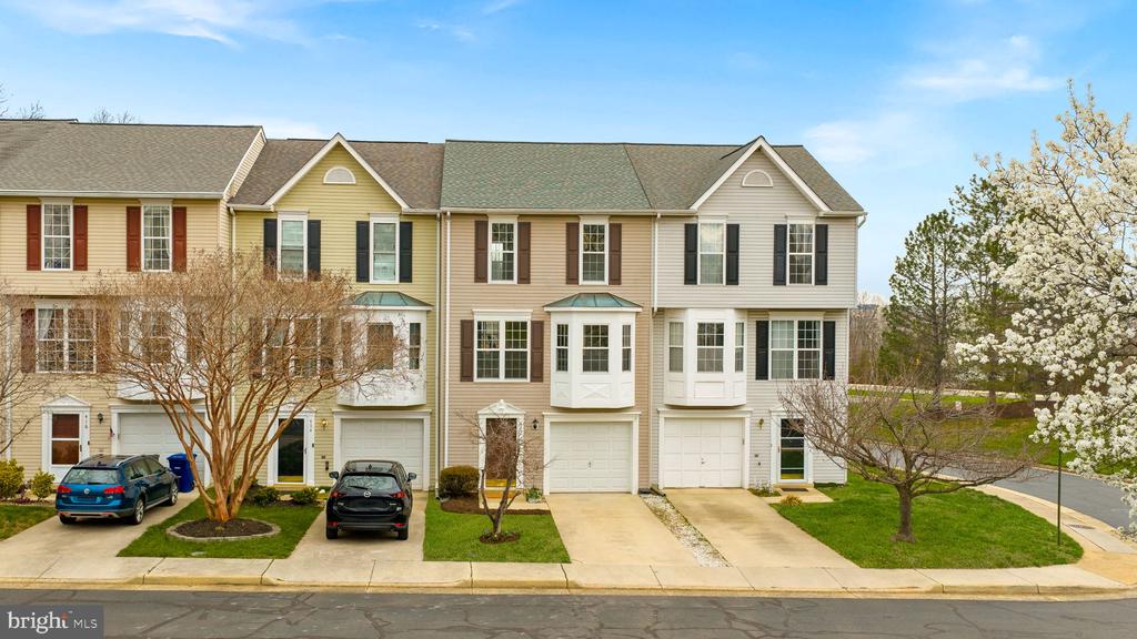 412 NIKKI TERRACE SE
