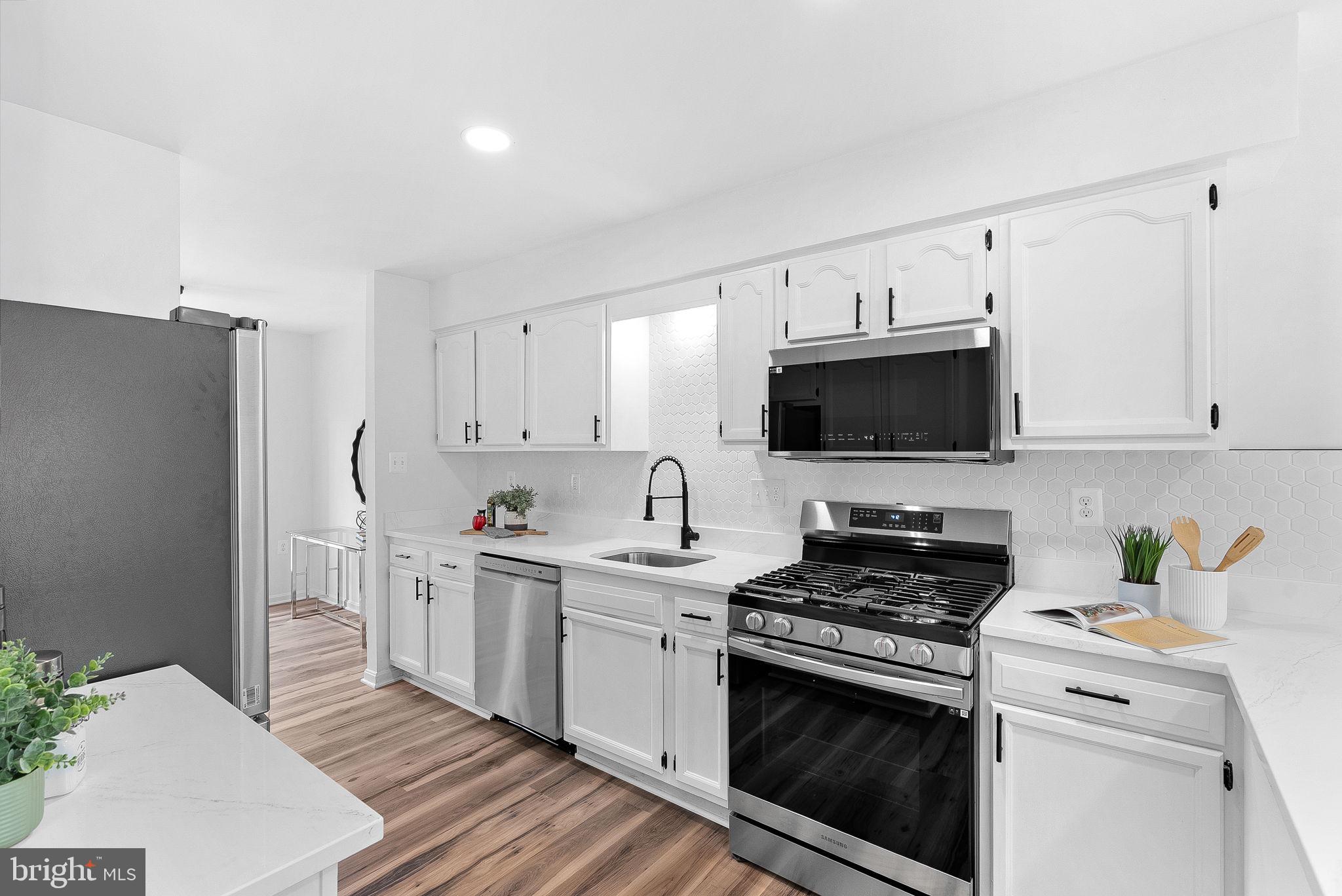 412 NIKKI TERRACE SE