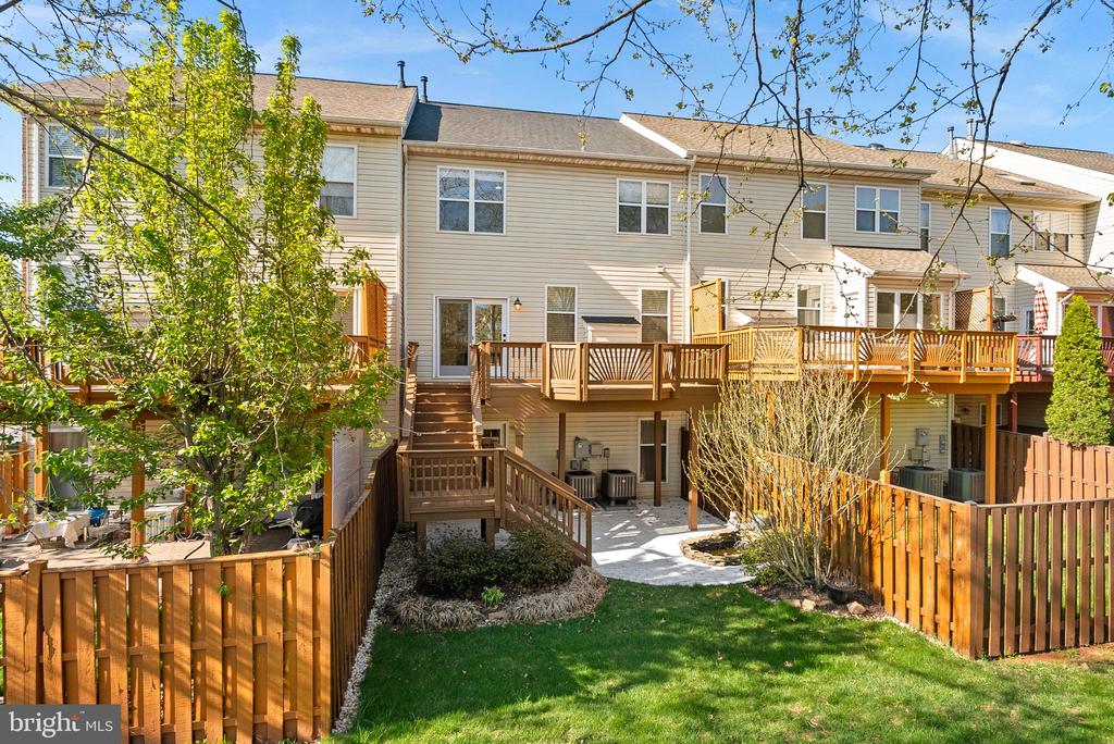 21555 TROWBRIDGE SQUARE
